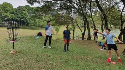 阿拉白沙罗公园新兴运动  草地飞盘 动手又动脑