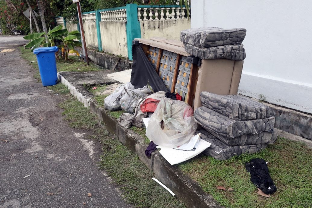 大都会封面/水灾“杀”到,居民高地泊车,SPM考生坚持应考