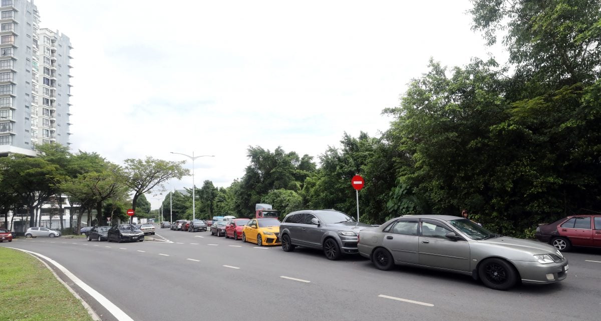 大都会封面/水灾“杀”到,居民高地泊车,SPM考生坚持应考