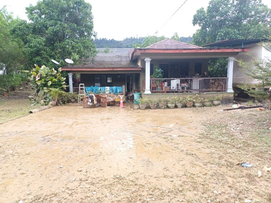 大都会封面/水灾“杀”到,居民高地泊车,SPM考生坚持应考