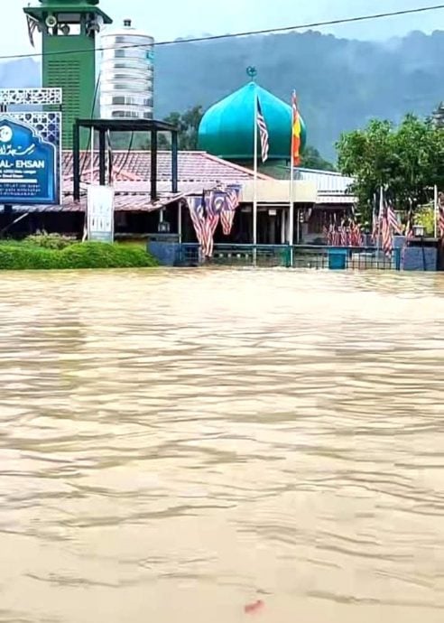 大都会封面/水灾“杀”到,居民高地泊车,SPM考生坚持应考