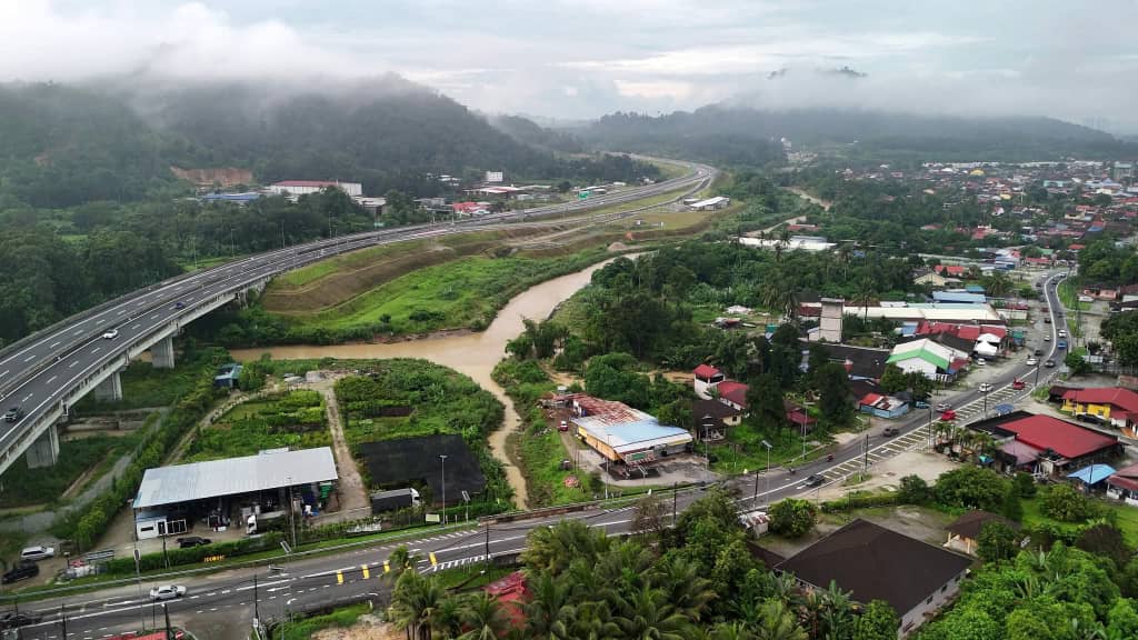大都会封面/水灾“杀”到,居民高地泊车,SPM考生坚持应考