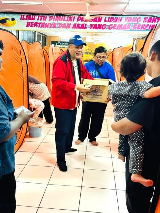 大都会封面/水灾“杀”到,居民高地泊车,SPM考生坚持应考