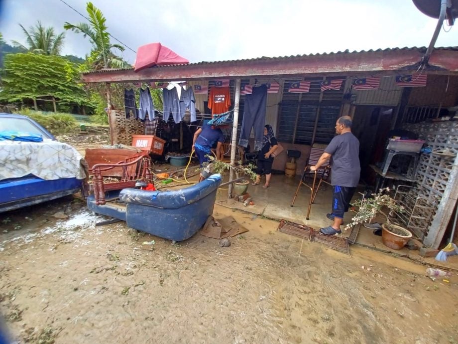 大都会封面/水灾“杀”到,居民高地泊车,SPM考生坚持应考