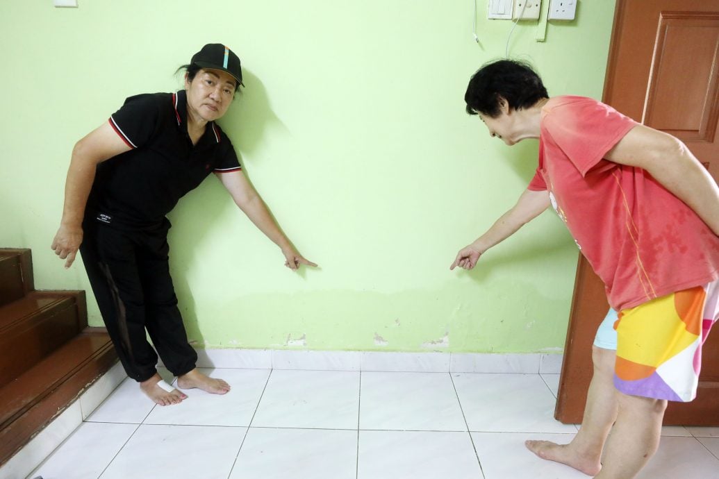 大都会封面/水灾“杀”到,居民高地泊车,SPM考生坚持应考