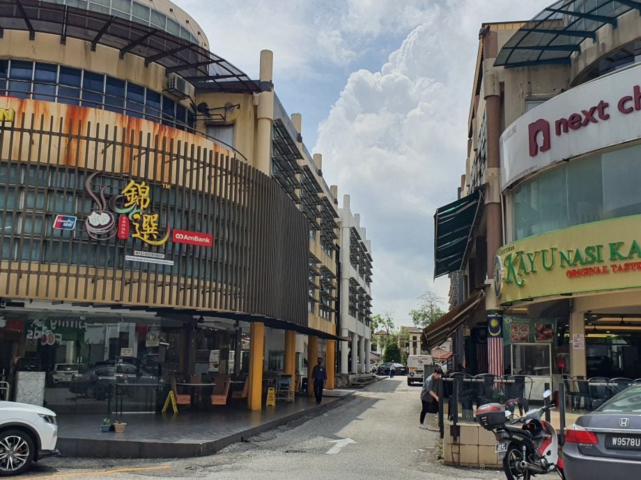 大都会/无告示牌 男子误入反向巷子险遭警方开罚单