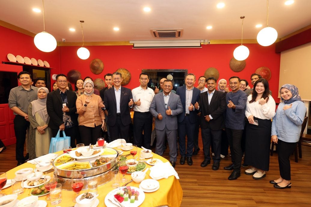 大都会/早报头,要签发/雪州大臣及黄思汉出席雪州投资促迸机构与媒体共进午餐