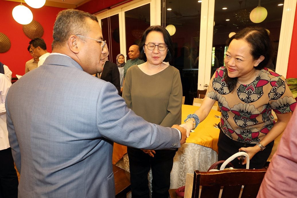 大都会/早报头,要签发/雪州大臣及黄思汉出席雪州投资促迸机构与媒体共进午餐