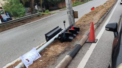 交通灯被撞倒没人修   新邦知甲路口险象环生