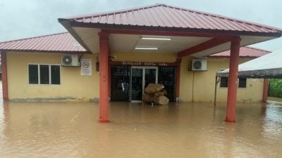 下雨两天 河水倒灌 仁嘉隆政府诊所淹了