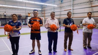 李金狮村羽球馆开幕   紫白色球场亮眼