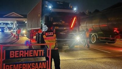 雪陆交局4大道收费站执法   查864违规 开1089通知单