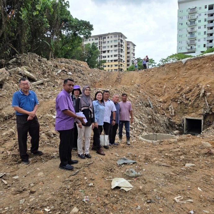 大都会/(主文)蕉赖皇冠城莲花组屋后面早前被填盖的沟渠重做了,水灾问题解决/4图