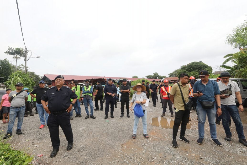 大都会（早报头）/巴板路拆屋：发展商有权拆尚有人住39屋