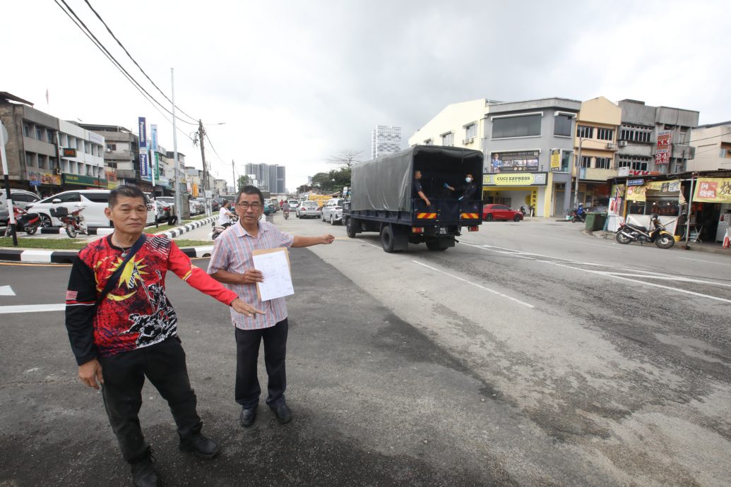 大都会（版2头）/余保凭批评隆市政局没有妥善规划道路 造成路面阻塞