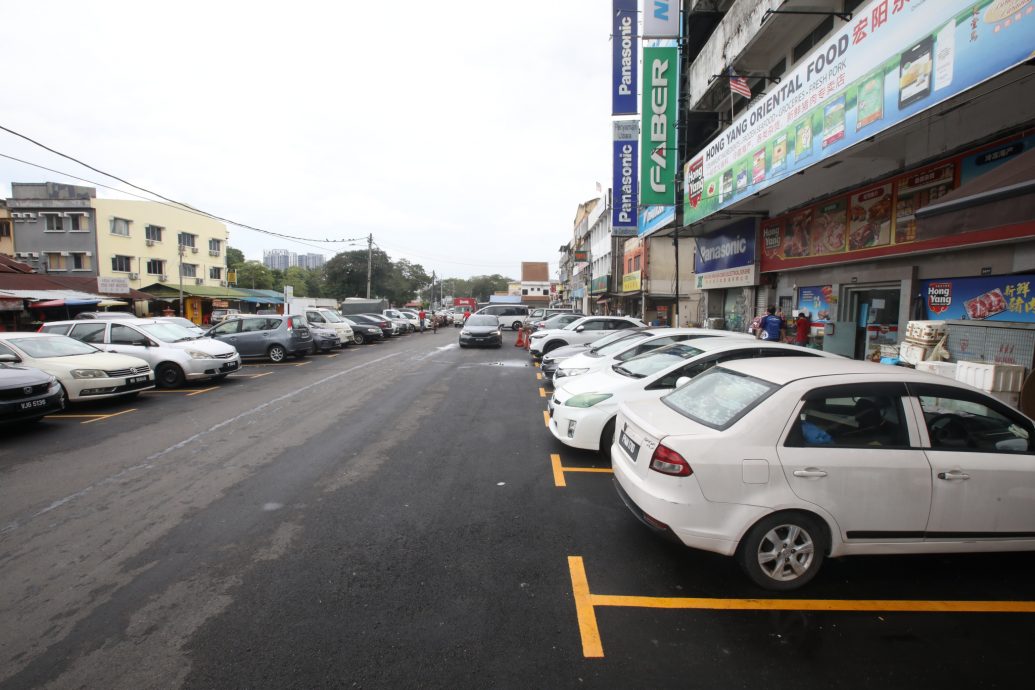 大都会（版2头）/余保凭批评隆市政局没有妥善规划道路 造成路面阻塞