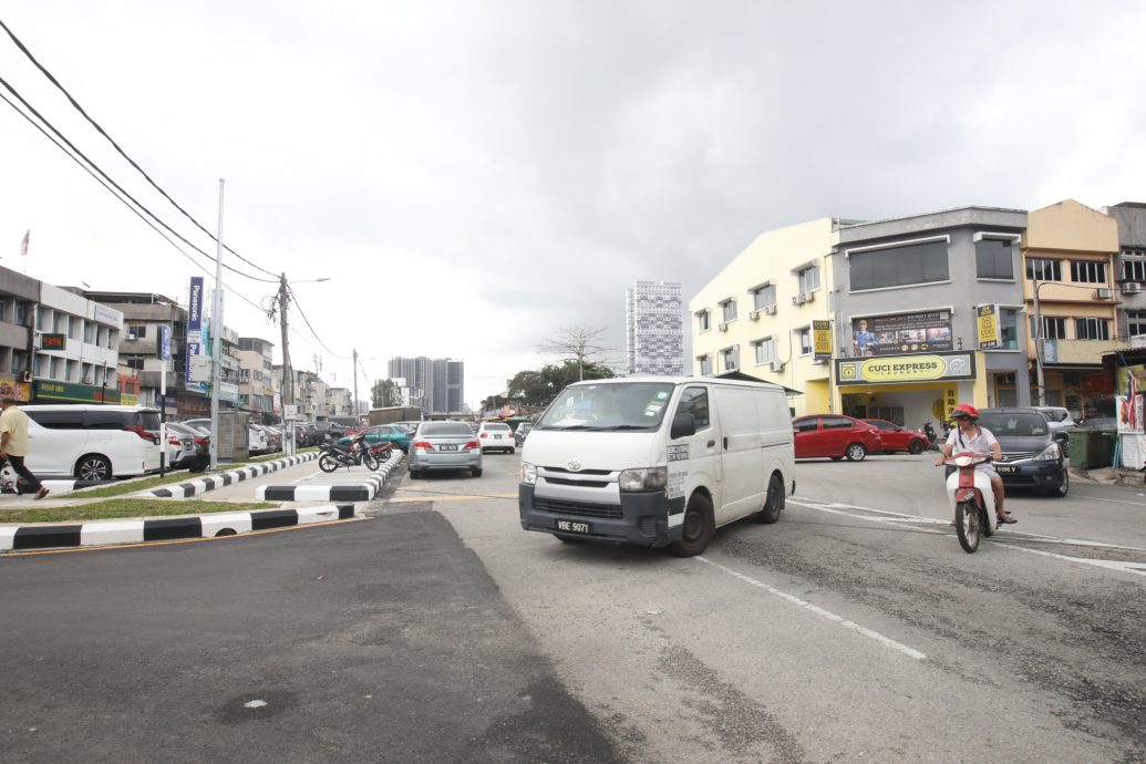 大都会（版2头）/余保凭批评隆市政局没有妥善规划道路 造成路面阻塞