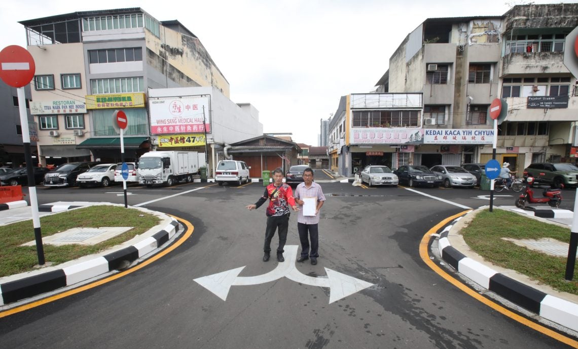 大都会（版2头）/余保凭批评隆市政局没有妥善规划道路 造成路面阻塞