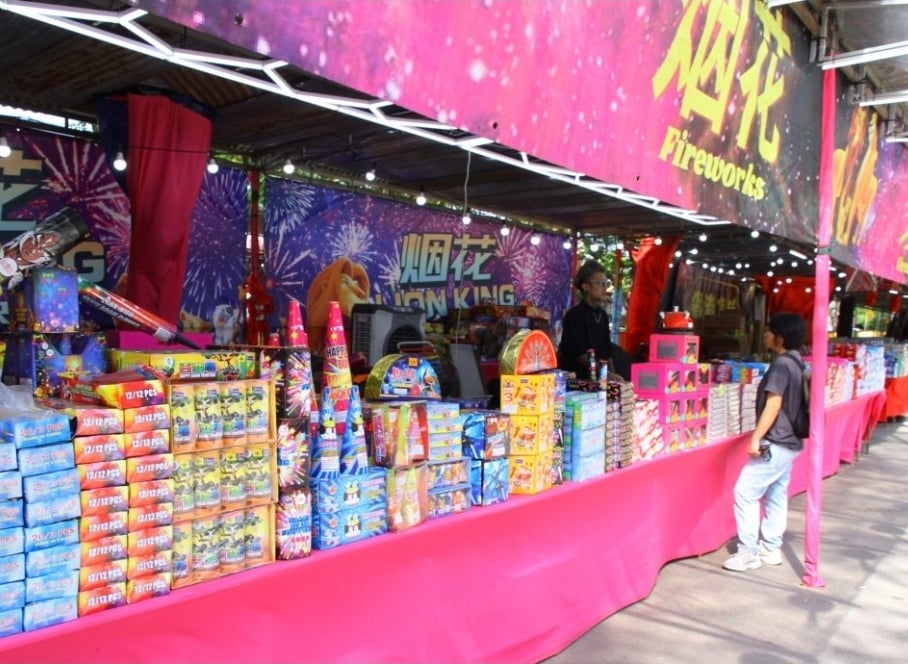 大都会（版2头）／烟花档申请条件备灭火器，巴刹禁摆卖，明年农历新年年货档口开放申请／3图