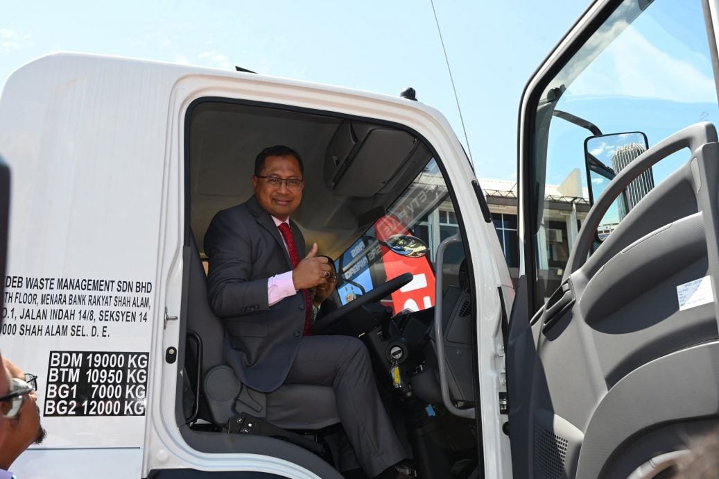 大都会(版2头):KDEB移交新垃圾车予MBPJ