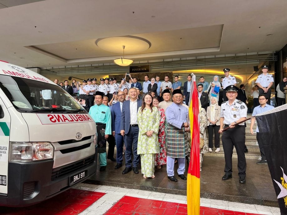 大都会(版3头)/“我的雪州救护车”登场 雪州48辆救护车投入服务