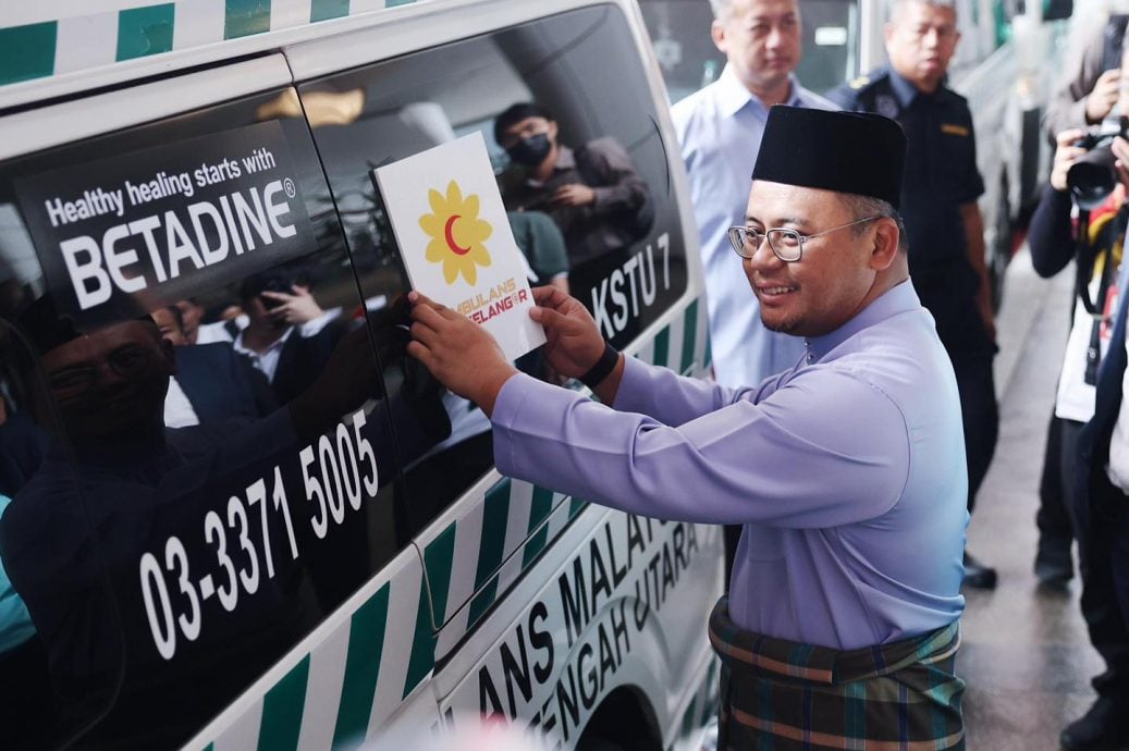 大都会(版3头)/“我的雪州救护车”登场 雪州48辆救护车投入服务