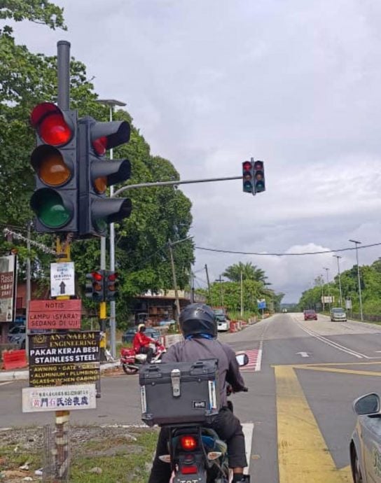 大都会(版3头):交通灯启用 叻思三岔路口狂塞/6图