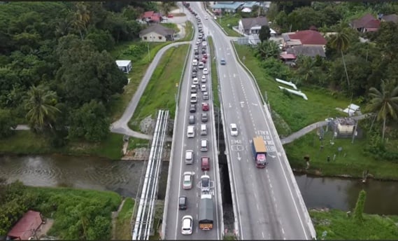 大都会(版3头):交通灯启用 叻思三岔路口狂塞/6图