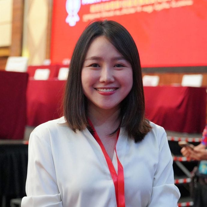 大都会(版3头):交通灯启用 叻思三岔路口狂塞/6图