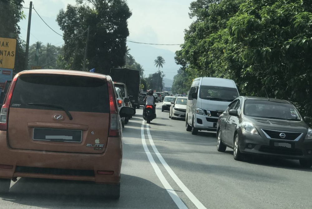 大都会(版3头):交通灯启用 叻思三岔路口狂塞/6图