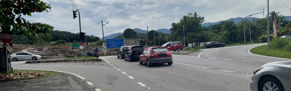 大都会(版3头):交通灯启用 叻思三岔路口狂塞/6图