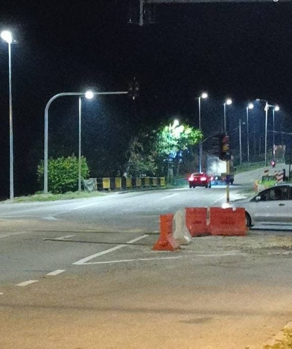 大都会(版3头):交通灯启用 叻思三岔路口狂塞/6图