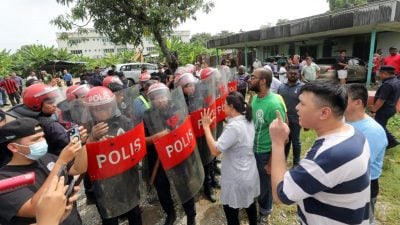 班村巴板路拆屋行动第三天 | 发展商强拆 酿警民冲突   截至目前没人被捕