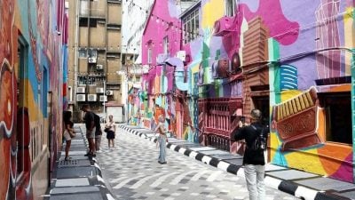 路边摊迁走七彩壁画进驻   茨厂街后巷焕然一新