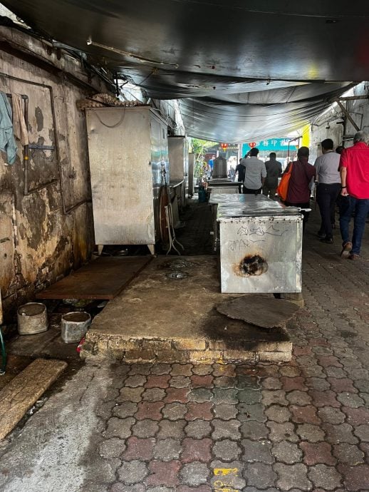 大都会（版头）/隆市政局积极整顿美化  茨厂街后巷路边摊情景逐渐消失