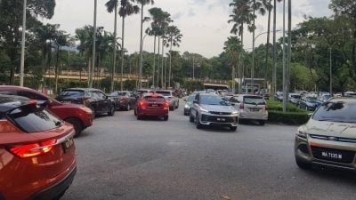 甲洞大都会公园  停车场残旧格线消失 车乱停浪费空间