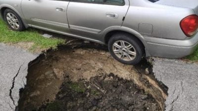 连日大雨路底变真空   司机险坠大坑洞 