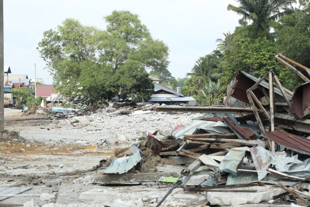 大都会:灵土地局拆除非法建筑/5图