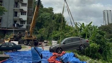 郊外岭斯里冷巴组屋土崩   出动吊车吊起陷坑轿车 