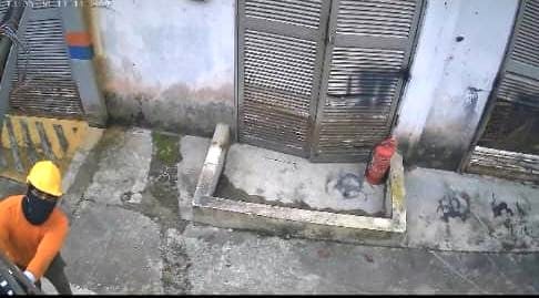 大都会/ME02头/窃贼连续两天到一家具厂偷电缆，第2天干案时被业主发现