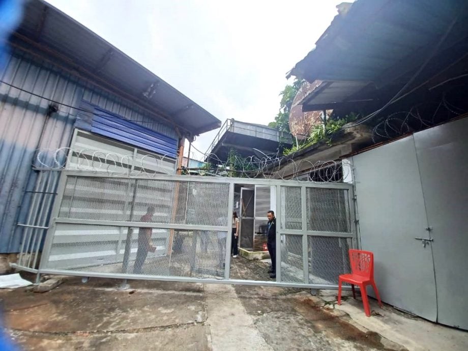 大都会/ME02头/窃贼连续两天到一家具厂偷电缆，第2天干案时被业主发现