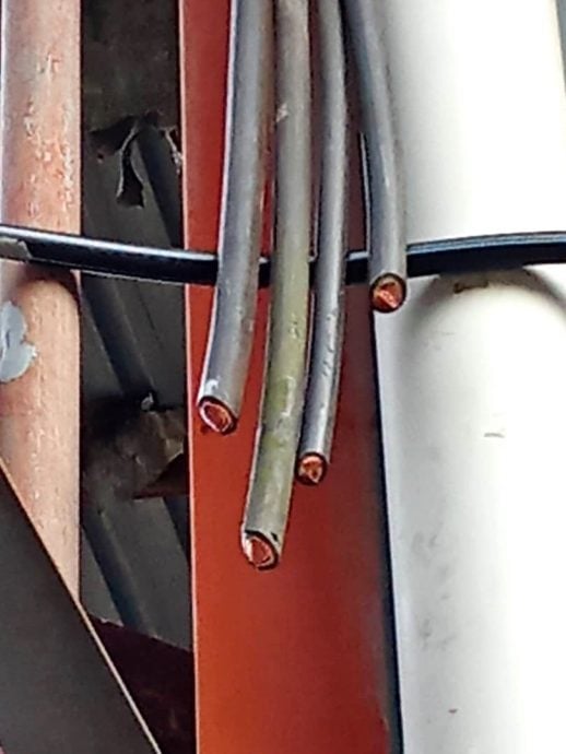 大都会/ME02头/窃贼连续两天到一家具厂偷电缆，第2天干案时被业主发现