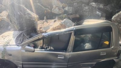 视频 | 疑凌晨大雨致土石松动  “小云顶”石块崩落砸6车 