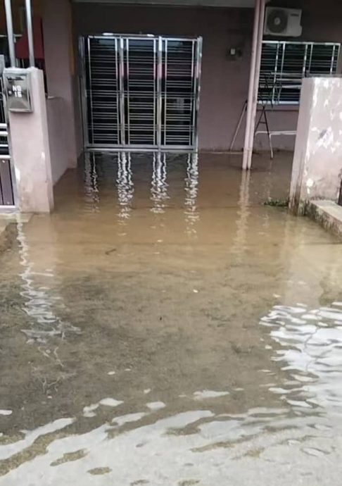 天气放晴水位退 曼绒灾民收拾残局