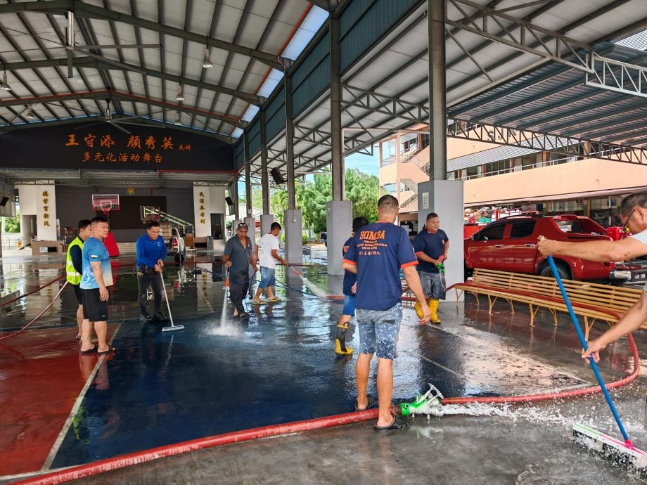 天气放晴水位退 曼绒灾民收拾残局