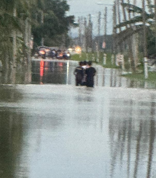 天气放晴水位退 曼绒灾民收拾残局