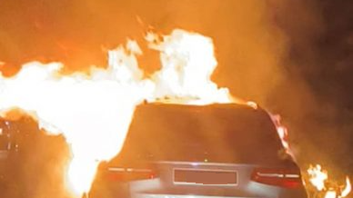 太平十八丁路迎面  2名车相撞后起火燃烧