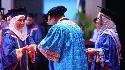 失去唾液腺仍坚持学习 抗癌女大学生毕业获全场掌声