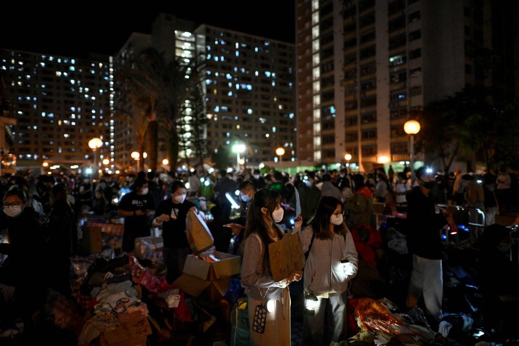 头)香港宏福苑五级火︱民间一呼百应 义工物资送暖