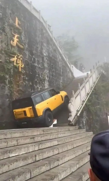 奇瑞汽车包场“张家界天梯”试车…失速滑落撞断护栏惹众怒